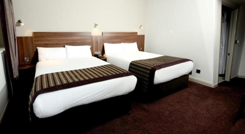 Leonardo Royal Hotel Бірмінгем Номер фото Two beds in a hotel room